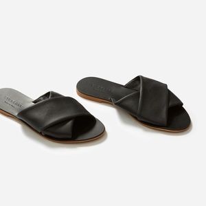 Everlane The Leather Crossover Sandal in black . Made in Italy.